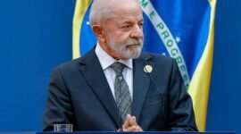 1. Presiden Lula menolak tarif AS dan tegaskan hak rakyat atas logam tanah jarang nasional. (Facebook.com @Lula)