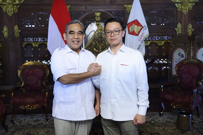 4. Sugiono bersama Dasco Ahmad dan jajaran Gerindra serukan loyalitas kader jelang pemerintahan baru Prabowo. (Dok. Partai Gerindra)