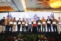 1. Fitri Erika menerima penghargaan atas nama PHE di ajang Investortrust BUMN Awards 2025 sebagai bukti keunggulan eksplorasi dan produksi. (Dok. PHE)