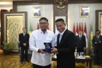 Wamentan Sudaryono memberikan sambutan dalam Pelantikan Pengurus Pusat PERHIMPI, menekankan pentingnya data cuaca untuk masa depan pertanian Indonesia. (Dok. Kementan)

