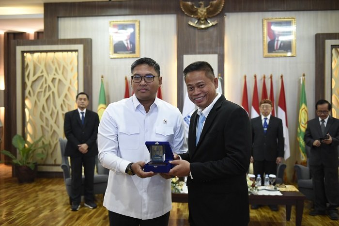 Wamentan Sudaryono memberikan sambutan dalam Pelantikan Pengurus Pusat PERHIMPI, menekankan pentingnya data cuaca untuk masa depan pertanian Indonesia. (Dok. Kementan)

